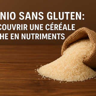 Un sac en toile de jute débordant de fonio cru sur une table en bois, avec texte "Fonio sans gluten : découvrir une céréale riche en nutriment"