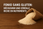 Un sac en toile de jute débordant de fonio cru sur une table en bois, avec texte "Fonio sans gluten : découvrir une céréale riche en nutriment"