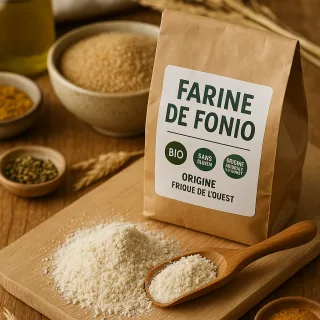 Farine de fonio bio et sans gluten sur planche en bois avec cuillère rustique, grains entiers et épis en arrière-plan, ambiance naturelle et artisanale.