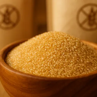 Grains de fonio doré dans un bol en bois avec labels de certification sans gluten en arrière-plan